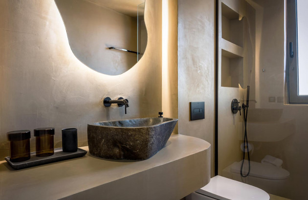 Salle de bains ambiance zen avec un miroir éclairé