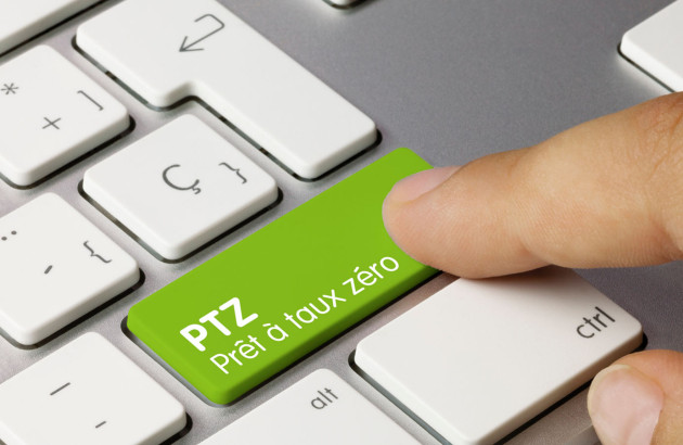 Personne qui appuie sur une touche du clavier qui s'appelle Prêt à taux zéro