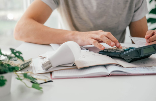 Homme qui calcule et prend des notes