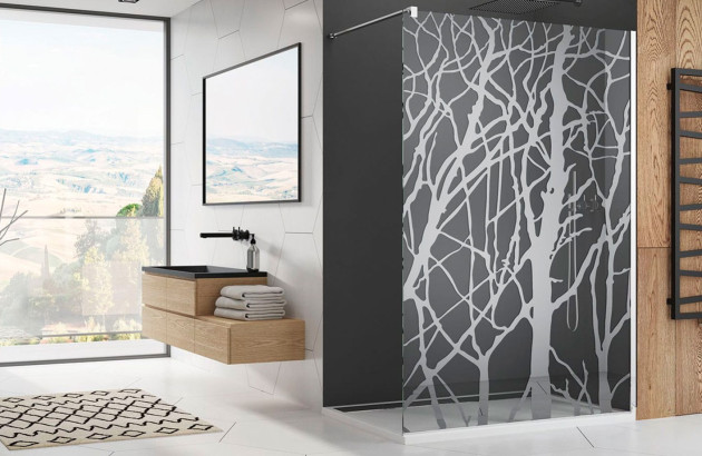 salle de bain avec paroi de douche à motif