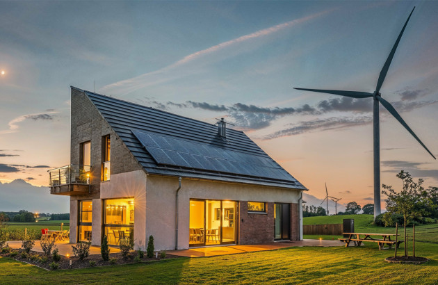 Maison moderne qui est alimentée par des sources d'énergie renouvelable