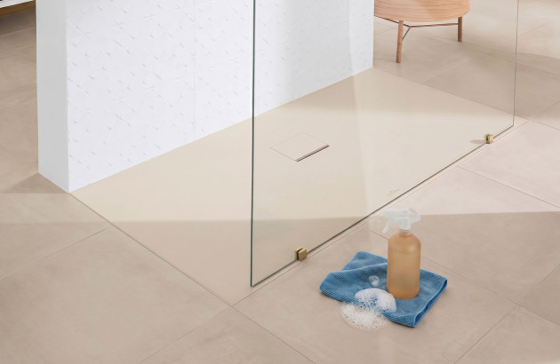Nettoyage facile d’un receveur de douche extra-plat avec une surface lisse conçue pour simplifier l’entretien quotidien.
