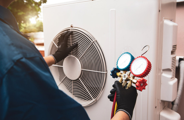 Maintenance d’une unité extérieure de climatisation avec contrôle de pression du fluide frigorigène.