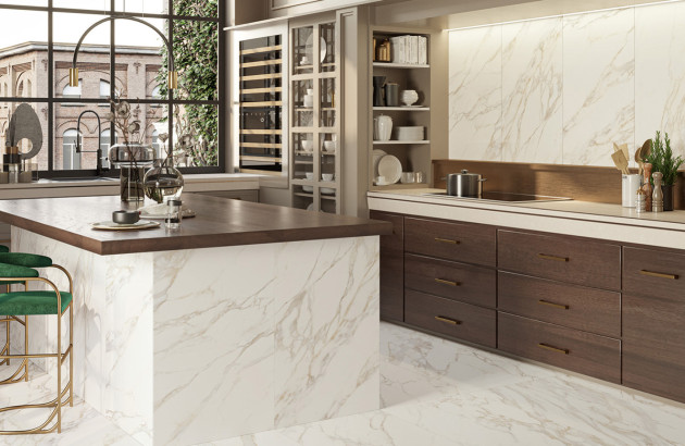 Cuisine haut de gamme avec carrelage grand format effet marbre et îlot central design