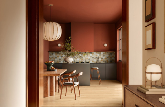 Cuisine chaleureuse aux teintes terracotta avec crédence en carrelage hexagonal décoratif