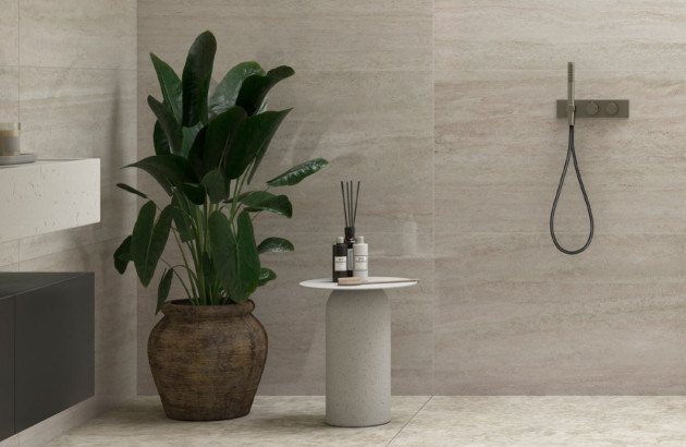 Douche à l’italienne avec grand carrelage effet pierre et décoration végétale