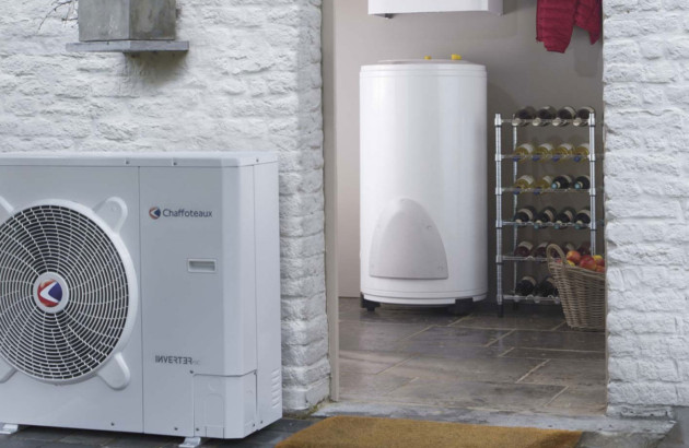 Pompe à chaleur air-eau avec unité extérieure et ballon de stockage installé à l’intérieur.