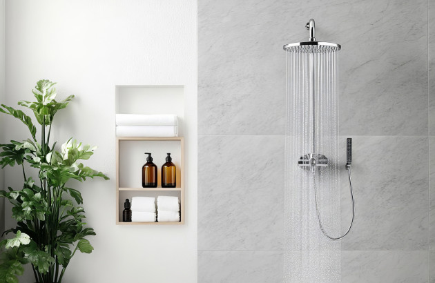 Salle de bains moderne avec une douche effet pluie