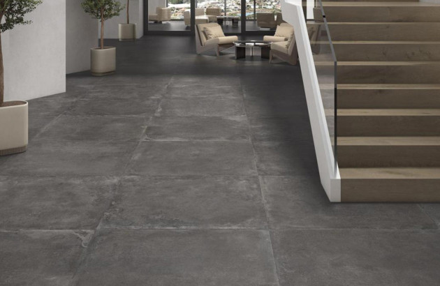 Carrelage effet metal oxydé au sol dans un couloir