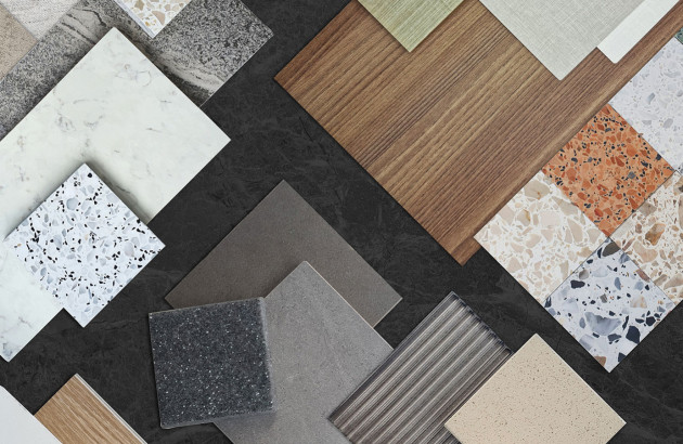 sélection de différents carreaux de carrelage posés au sol