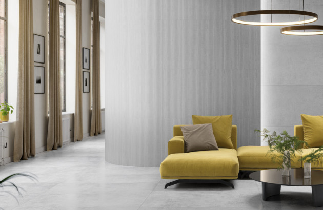 Grand salon de maison luxueuse équipé de carrelage grès cérame