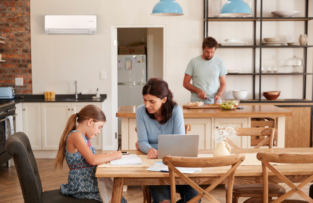 Cuisine familiale équipée d’une climatisation murale, idéale pour maintenir une température agréable au quotidien.