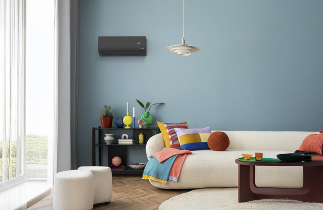Salon contemporain avec climatisation design intégrée dans une décoration colorée et moderne.