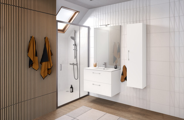 Meuble de salle de bains en bois clair avec vasque à poser et colonne de rangement assortie.