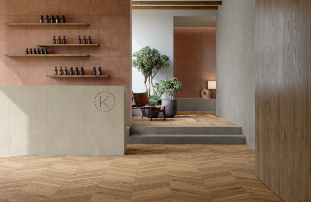 Grande pièces à vivre équipée de carrelage imitation bois posé en chevrons