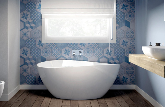 Baignoire ovale ilot installée dans une salle de bains ambiance bleue