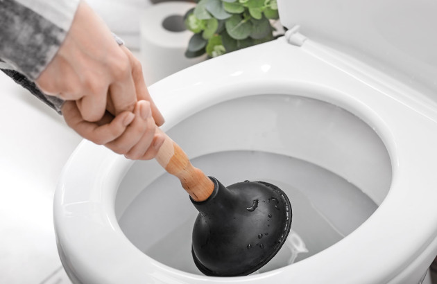 Réparation d'une fuite de la pipe de sortie du WC sans sanibroyeur