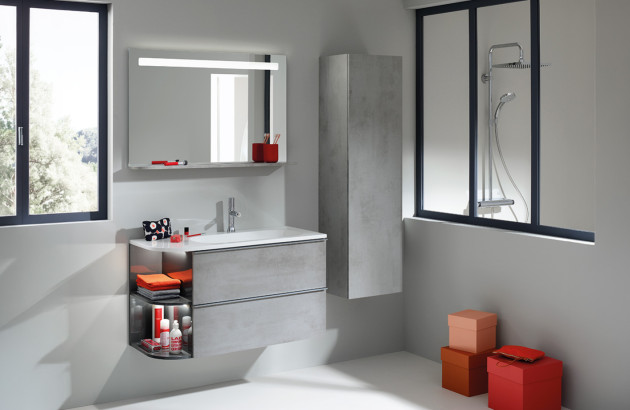 Salle de bains contemporaine avec meuble suspendu béton, douche vitrée et rangements intégrés.