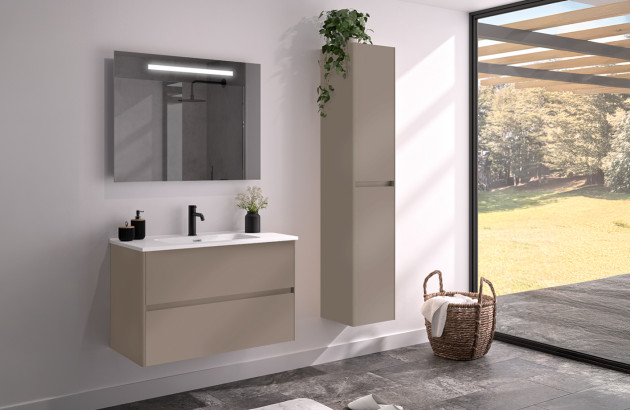 Meubles de salle de bains suspendus dans une salle de bains lumineuse ouverte sur l'extérieur