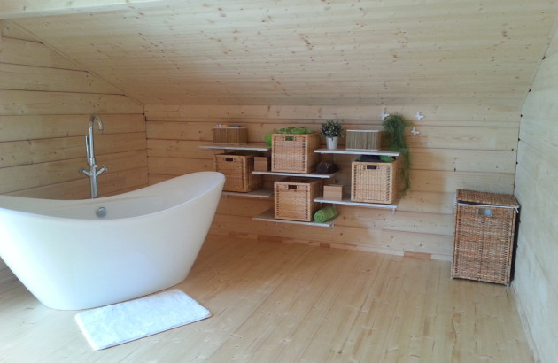 Petite salle de bains au style scandinave avec des étagères murales