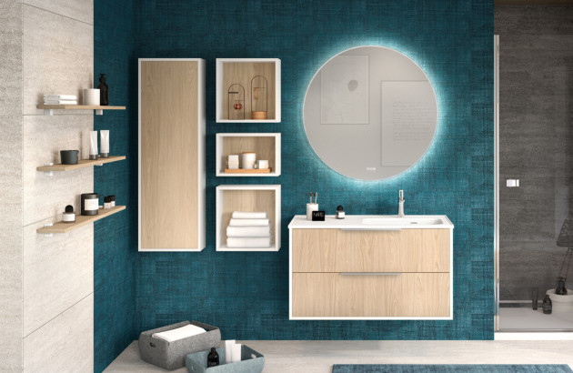 Salle de bains moderne bien meublée