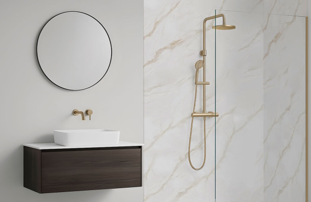 Paroi de douche zen et minimaliste dans une salle de bains avec du carrelage mural imitation marbre