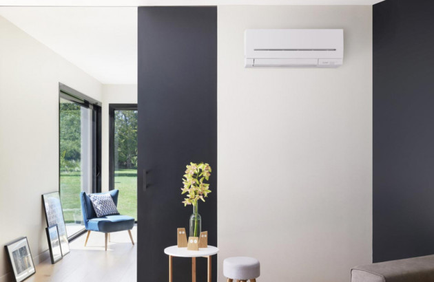Climatisation murale dans une pièce moderne avec décoration minimaliste noire et blanche.