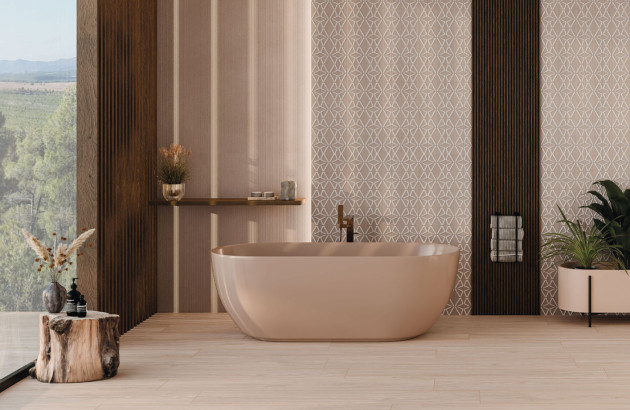 Grande salle de bains avec baignoire îlot, carrelage imitation parquet au sol et carrelage mural à motifs