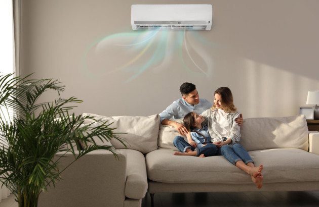 Famille qui profite d'un air frais produit par la climatisation