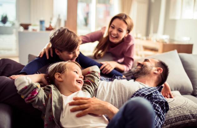 Famille heureuse qui vit dans un logement confortablement chauffé