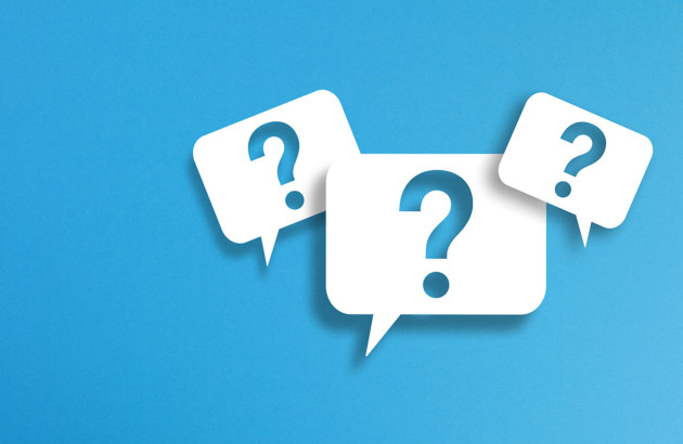 Bulles blanches avec des points d'interrogation sur un fond bleu