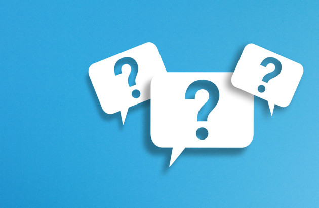 Bulles blanches avec des points d'interrogation sur un fond bleu