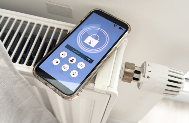 Téléphone posé sur un radiateur avec une application domotique ouverte