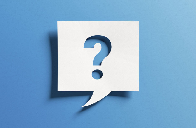 illustration graphique d’un point d’interrogation découpé dans une bulle de dialogue en papier blanc sur fond bleu