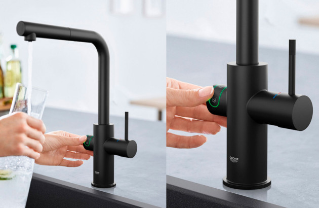 Femme qui utilise un mitigeur intelligent pour faire des économies d'eau