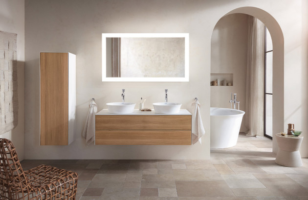 Ambiance de salle de bains en bois avec la collection WHITE TULIP par DURAVIT
