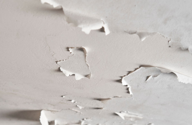 Plafond de salle de bains abîmé à cause de l'humidité