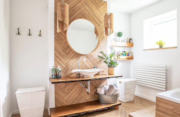 Salle de bains lumineuse au mur blanc et mobilier en bois avec fenêtre