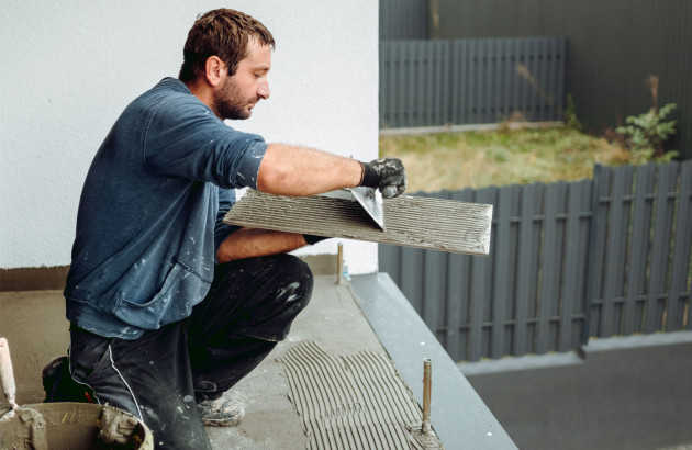 Pose de mortier colle pour carrelage extérieur