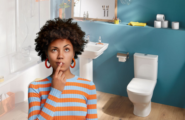 Femme hésitant sur le choix d'un WC