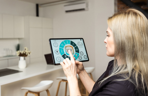 Femme qui utilise un système domotique