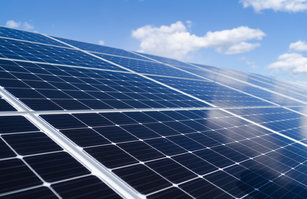 Détail de panneaux solaires photovoltaïques produisant de l'énergie renouvelable