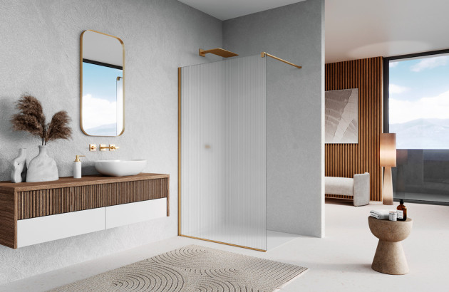 Paroi de douche épurée, douche à l'italienne dans une grande salle de bains