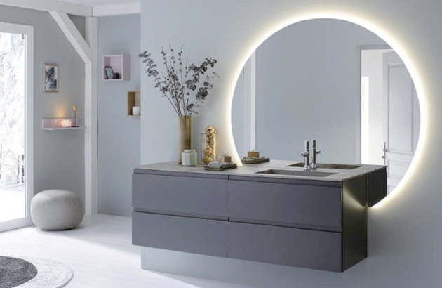 Miroir XLL rond lumineux dans une salle de bain grise 