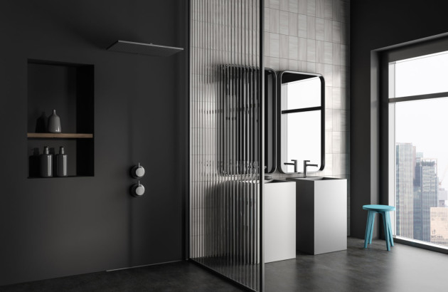 Douche avec une paroi personnalisée