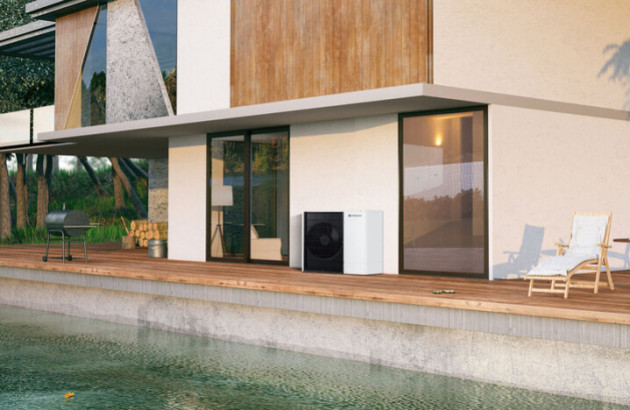 Unité extérieure de pompe à chaleur installée près d'une piscine