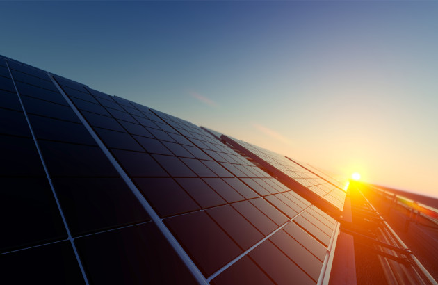 Panneaux solaires au coucher de soleil