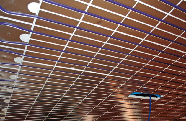 Plafond équipé d'un système de panneaux chauffants