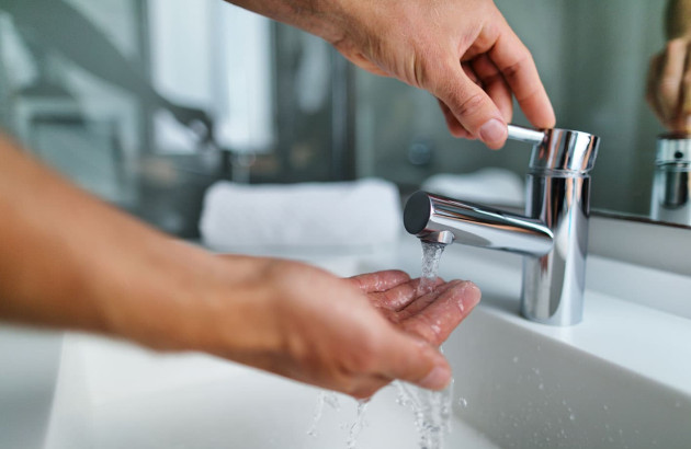 Gestion de la pression de l'eau sortant d'un robinet.