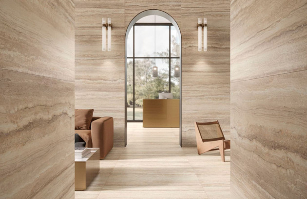 Carrelage dans le couloir d'une maison